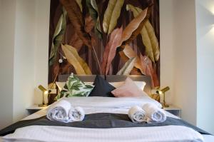 ミュンヘンにあるHOMELY STAY Studio 8 - Relaxed Self-Check-In room in Munich - 15 min from Oktoberfestのタオルが敷かれたベッドのある寝室