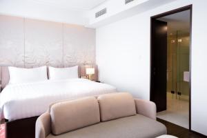 Postel nebo postele na pokoji v ubytování Atria Hotel Gading Serpong