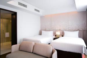 Postel nebo postele na pokoji v ubytování Atria Hotel Gading Serpong