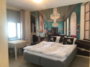 En eller flere senge i et værelse på Studio in the city center FREE PRIVATE PARKING