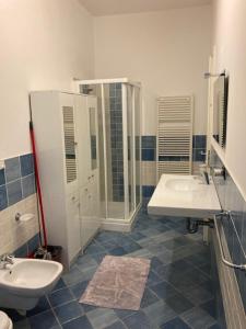 bagno con 2 lavandini e doccia di Bilocali Foce a Sanremo