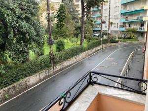 balcone con vista sulla strada. di Bilocali Foce a Sanremo