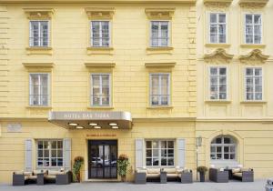 a yellow building with a sign that reads hotel los lion at Boutique Hotel Das Tigra in Vienna