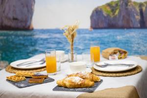 un tavolo con colazione e vista sull'oceano di Quisì - Salerno Centro a Salerno