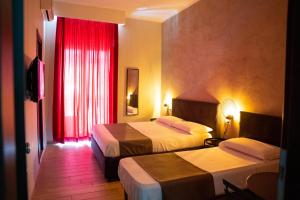 Een bed of bedden in een kamer bij Napoli City Rooms