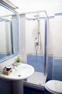 bagno con lavandino e doccia di Quisì - Salerno Centro a Salerno