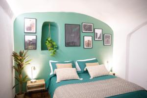 una camera con un letto con una parete blu di Quisì - Salerno Centro a Salerno