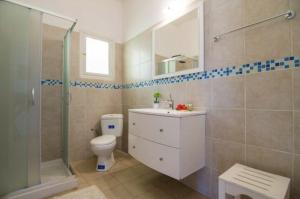 Koupelna v ubytování New! PaxosWhite Sea View Apartments & Studios!