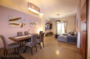 Posezení v ubytování MELMA PROPERTIES- ALKYONI apartment by the sea in Piraeus