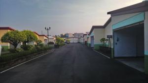 una calle vacía en una ciudad con casas en Love Boat Motel, en Chaozhou