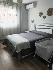 a bedroom with a large bed and a window at Bonito apartamento en Baeza in Baeza