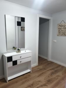 a bathroom with a white sink and a mirror at Bonito apartamento en Baeza in Baeza