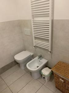 bagno con servizi igienici e lavandino di A 10 minuti di metro dal centro a Torino