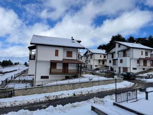 eine Reihe von Häusern im Schnee in der Unterkunft Confortevole appartamento a Camigliatello Silano in Camigliatello Silano