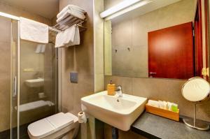 Koupelna v ubytování Hotel Hermes + 37 fotografií