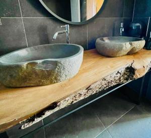 a bathroom with two sinks on a wooden counter at Manoir de Sterpigny, château-ferme 17ème siècle gîte la Tour in Gouvy
