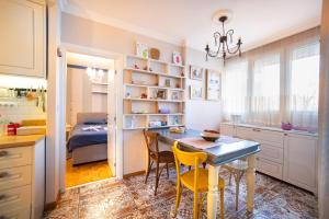 Katil atau katil-katil dalam bilik di Sava Centar 1-bedroom apartments in the heart of New Belgrade