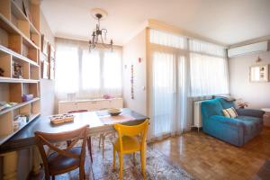 ein Wohnzimmer mit einem Tisch, Stühlen und einem Sofa in der Unterkunft Sava Centar 1-bedroom apartment in the heart of New Belgrade in Belgrad