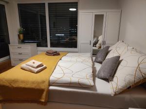1 dormitorio con 2 camas y ventana en Penthouse Flat Carolina in Salzburg Stadt en Salzburgo