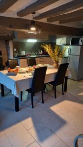una mesa y sillas en una cocina con mesa en RELAIS DES VIGNOTTES, en Chevannes