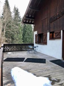 Balcon ou terrasse dans l'établissement Chalet Rivière du Bon Nant Location de 6 à 14 personnes en Haute Savoie