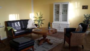 Posezení v ubytování Schöne Ferienwohnung Im alten Gasthaus in Stoltebüll