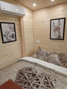 Ein Bett oder Betten in einem Zimmer der Unterkunft Roulottes Les Alpaguettes