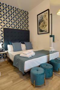 マラガにあるLetmalaga Saintのベッドルーム1室(ブルーアクセントの大型ベッド1台付)