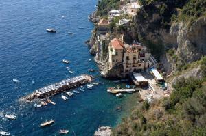 コンカ・デイ・マリーニにあるCASA IBISCO, AMAZING APARTMENT WITH SEA VIEWの水中の船団