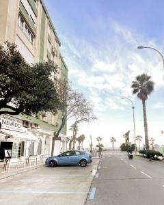 un coche azul estacionado en el lado de una calle en Holidays2Malaga Tomas de Echeverria 150 mts to Beach & High Speed wifi & Parking en Málaga