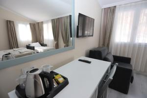 TV a/nebo společenská místnost v ubytování Tonoz Beach Hotel