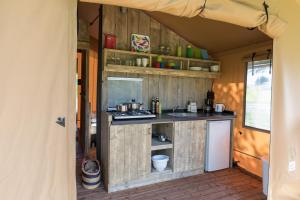 Kuchyň nebo kuchyňský kout v ubytování Safaritent Glamping L'Ardechois + 20 fotografií