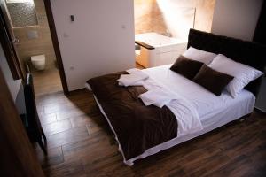 Rúm í herbergi á Sobe i Apartmani Casa Mia