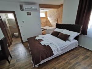 Rúm í herbergi á Sobe i Apartmani Casa Mia