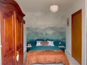 ロモランタンにあるles Thiausèresのベッドルーム1室(ベッド1台付)が備わります。壁には絵画が飾られています。