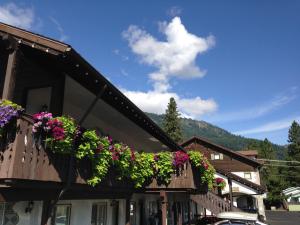 budynek z skrzyniami kwiatowymi na balkonie w obiekcie Linderhof Inn w mieście Leavenworth