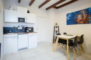 A kitchen or kitchenette at JUNIPRO Apartments Bostalsee