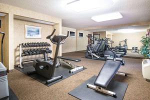 uma sala de fitness com passadeiras e máquinas de exercício em Travelodge by Wyndham Pueblo em Pueblo