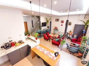 Televiisor ja/või meelelahutuskeskus majutusasutuses Evolve Coliving Guesthouse