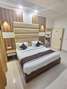 een slaapkamer met een groot bed in een kamer bij Raj Darbar - 10 Meter From Golden Temple in Amritsar