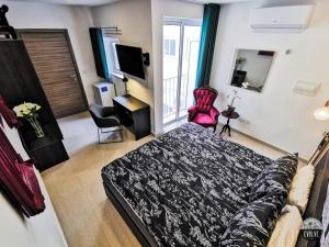 Televiisor ja/või meelelahutuskeskus majutusasutuses Evolve Coliving Guesthouse