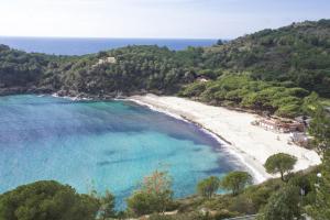 una vista aérea de una playa de agua azul en Le Isole - Goelba, en Fetovaia