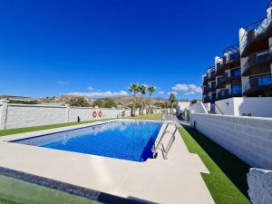 ein Swimmingpool an der Seite eines Gebäudes in der Unterkunft Gran terraza en Marinsa Beach Torrox in Torrox