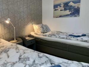 ein Schlafzimmer mit 2 Betten und einer Lampe in der Unterkunft Gran terraza en Marinsa Beach Torrox in Torrox + 25 Fotos