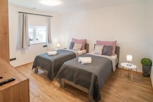 sypialnia z 2 łóżkami i ręcznikami w obiekcie Hotel Smrž w mieście Sepekov