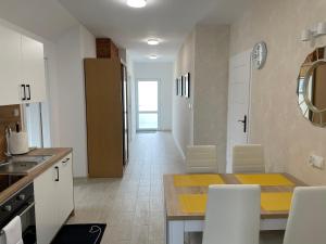 eine Küche und ein Esszimmer mit Tisch und Stühlen in der Unterkunft Apartament Wierzawice in Wierzawice + 21 Fotos