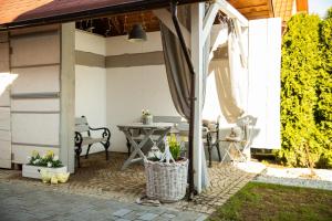 APARTEMENTY ''WERANDA'' z ogrodem w centrum外面的花园