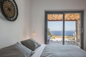 Una habitación con cama y vistas al océano. en Villa Aether - Infinity Pool Villa Mykonos, en Mykonos ciudad 80 fotos más