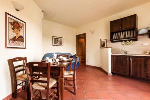 a kitchen and dining room with a table and chairs at One bedroom appartement with shared pool enclosed garden and wifi at Montecarlo in Montecarlo