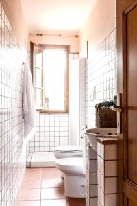 uma casa de banho branca com um WC e um lavatório em 2 bedrooms appartement with shared pool enclosed garden and wifi at Montecarlo em Montecarlo